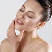I segni dell’invecchiamento cutaneo su collo e décolleté I segni dell'invecchiamento cutaneo su collo e décolleté